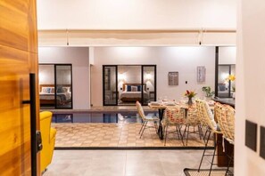 3 slaapkamers, een kluis op de kamer, een bureau