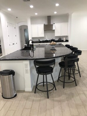 Kjøleskap, mikrobølgeovn, ovn og oppvaskmaskin