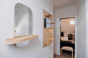 1 dormitorio, escritorio, tabla de planchar con plancha y Internet