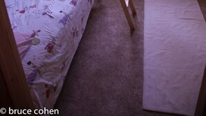 Et værelse med køjeseng, en træstige, et vindue og et tæppe på gulvet.