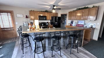 Geladeira, micro-ondas, fogão, cooktop