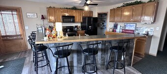 25% off 2+ ni rate in July! Ask host! Lovely lake view. Clean.Weekend get-away! 