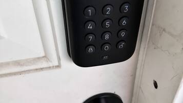 Une porte dotée d’une serrure électronique à clavier noir.
