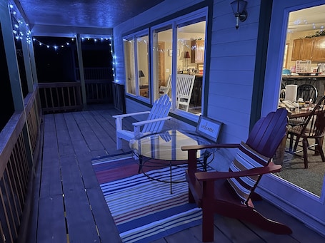 屋外ダイニングエリア. Now booking for spring & summer! Book your lake get-away now! Boat/dock avail!