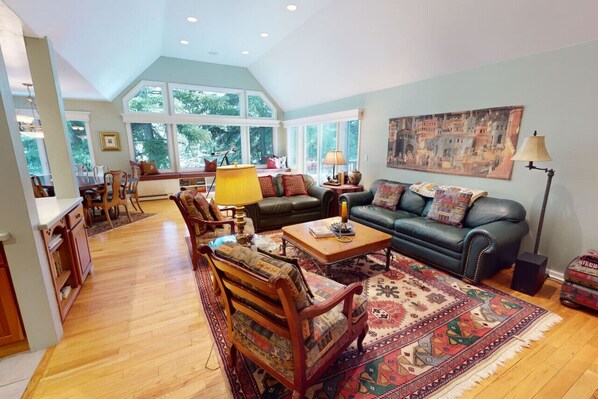 Een televisie en een open haard