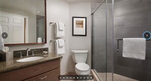 Dusj, boblebad, hårføner og håndklær