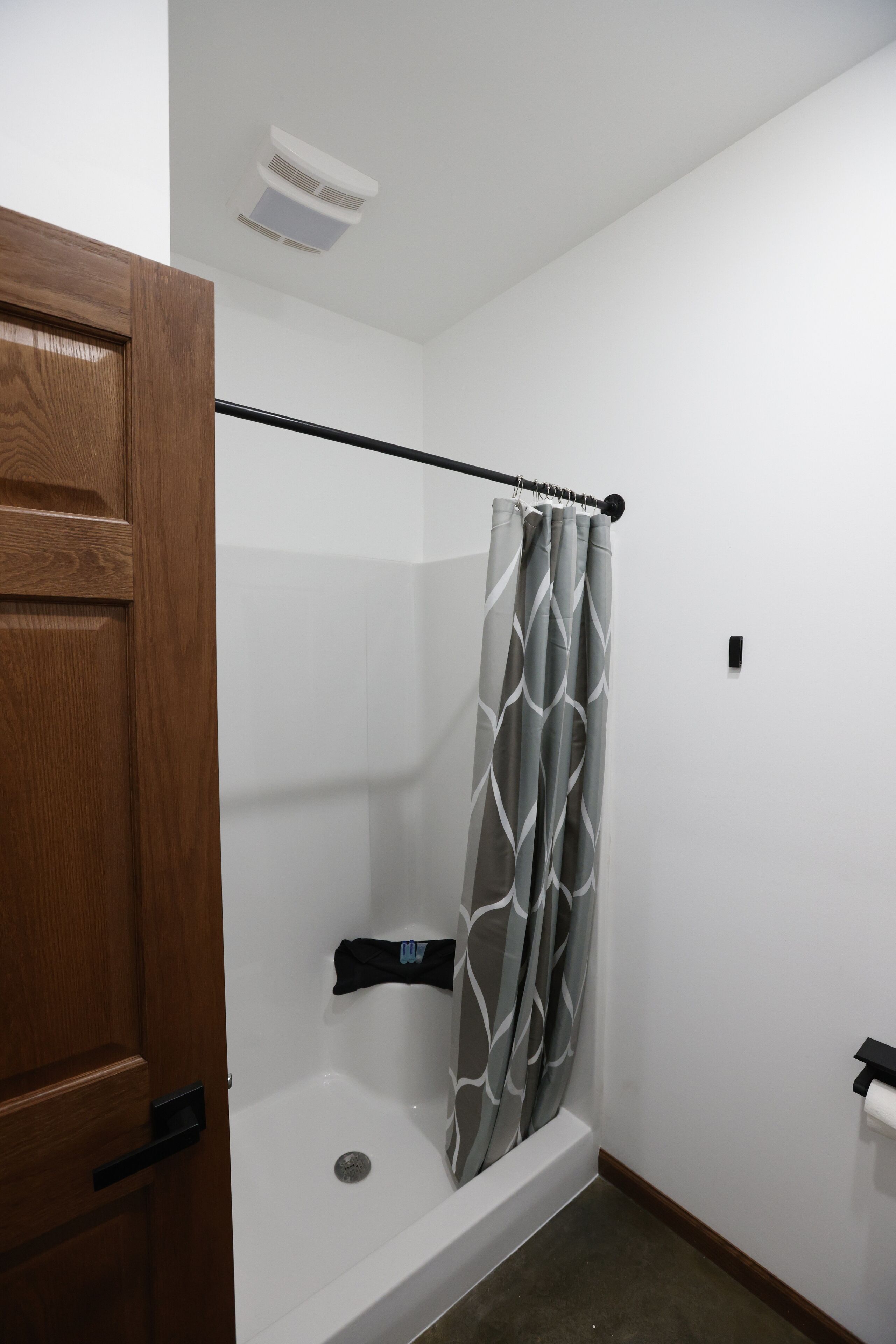 Basic Room, 1 King Bed, Accessible | Bathroom | Hair dryer, towels, soap, shampoo