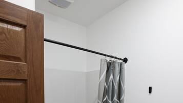 Basic Room, 1 King Bed, Accessible | Bathroom | Hair dryer, towels, soap, shampoo