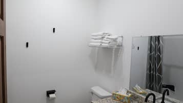 Secador de pelo, toallas, jabón, shampoo