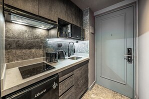 Kühlschrank, Mikrowelle, Wasserkocher, Toaster