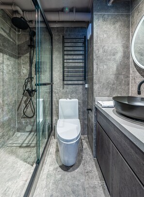 Haartrockner, Handtücher, Seife, Toilettenpapier