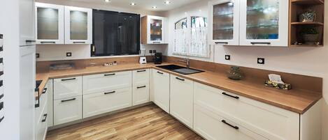 Réfrigérateur, four, lave-vaisselle, cafetière/bouilloire