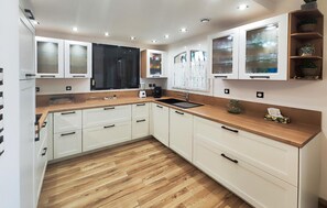 Fridge, oven, dishwasher, coffee/tea maker - Beautiful home in Agde (Agde)