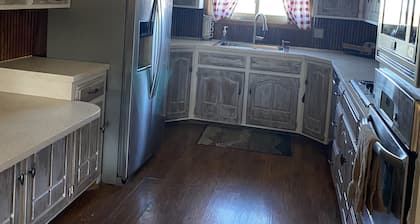 Peaceful country farmhouse. Located 5 minutes from Historic downtown Post!