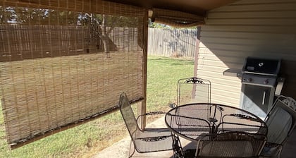 Peaceful country farmhouse. Located 5 minutes from Historic downtown Post!