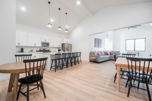 Swimming closeby, relax w/the family!