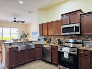 Fridge, microwave, oven, stovetop - Luxury Home W/  Heated Pool  Near IMG & Siesta Key Beach (Bradenton)