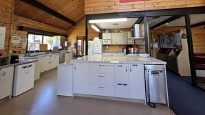 Ein Holzinterieur mit einem Schild, auf dem 'Kuapehu Ski Club' steht.