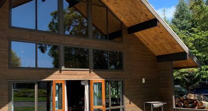 Ski-Inspired Summer Retreat. Spacious Lodge in Ohakune