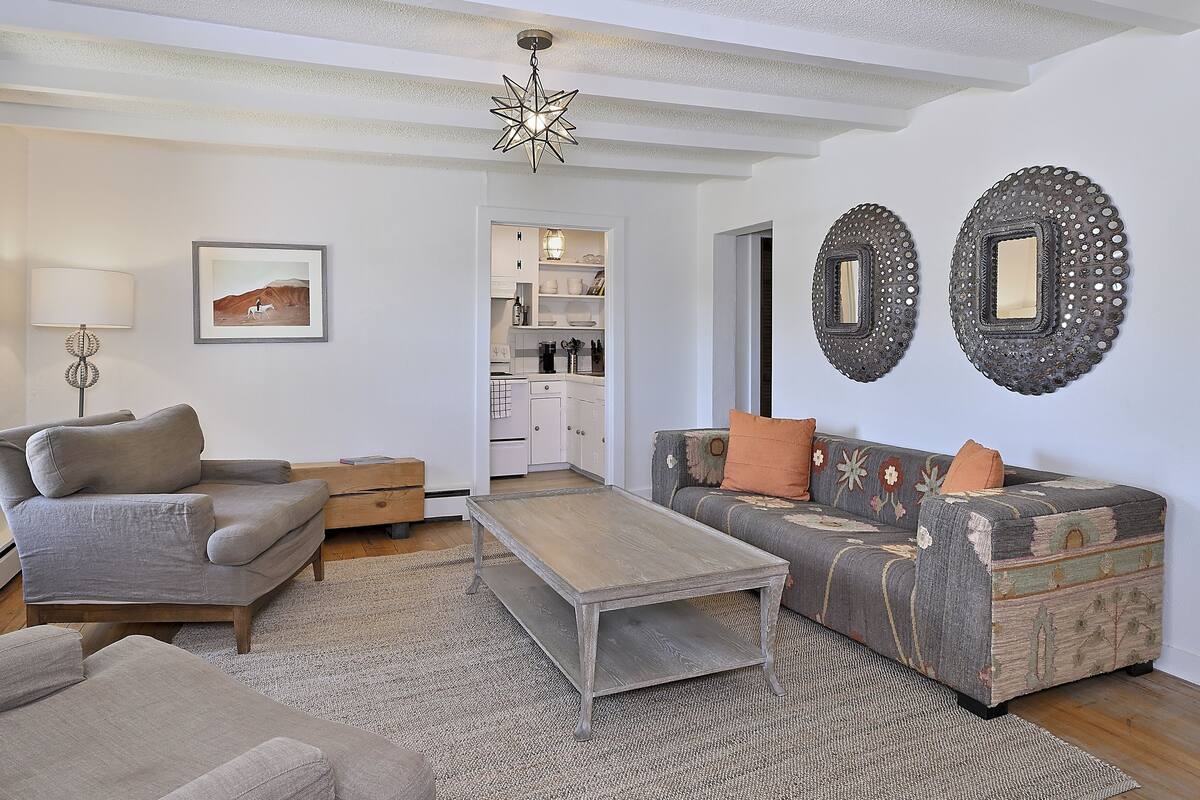 Suite | Living area | 32-inch Smart TV with digital channels, fireplace