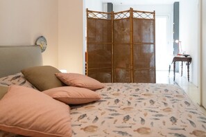 1 bedroom, iron/ironing board, Internet, bed sheets - GuestHost - Ortigia Studios - First Floor Apartment (Siracusa)