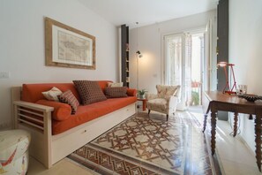TV - GuestHost - Ortigia Studios - First Floor Apartment (Siracusa)