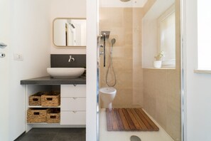 Shower, hair dryer, bidet - Ortigia Studios - First Floor Apartment (Siracusa)