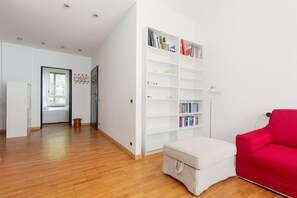 Interior - GuestHost - Bright Apt- stop Buonarroti M1 red line! (Milano)