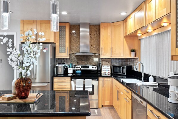 Frigorifero, microonde, forno, piano cottura