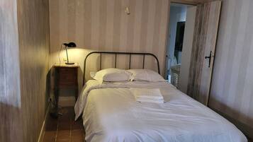 4 bedrooms, iron/ironing board, travel cot, WiFi