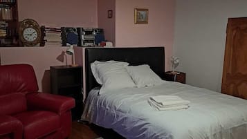 4 chambres, bureau, fer et planche Ă repasser, lit parapluie