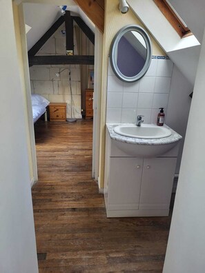 Secador de cabelo, toalhas de banho, sabonete, shampoo