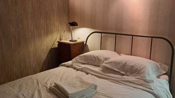 4 slaapkamers, een bureau, een strijkplank/strijkijzer, reisbedje