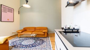 En moderne stue med sofa, sofabord og et tæppe med et mønster.