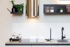 Fridge, oven, stovetop, dishwasher
