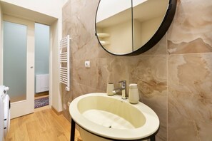 Shower, hair dryer, bidet, towels