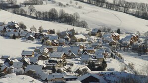 A snow-covered village with traditional wooden houses and a ski slope. - Sleeps 6! Mountain Escape + Pool & Wi-Fi Access! (Saint Sorlin d'Arves)
