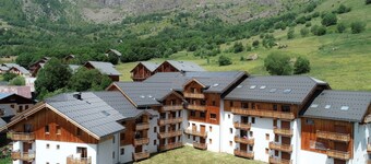 Sleeps 8! Mountain Escape + Pool & Wi-Fi Access!