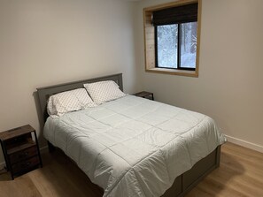 3 bedrooms, desk, iron/ironing board, free WiFi - The Highlander, a beautiful cozy modern cabin at Terrace Lakes Resort. (Garden Valley)