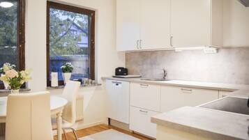 Réfrigérateur, plaque de cuisson, lave-vaisselle, cafetiÚre/bouilloire