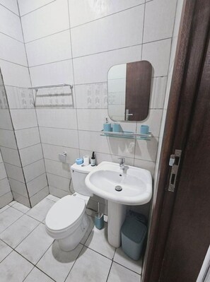 Doccia, asciugacapelli, asciugamani, sapone