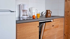 Réfrigérateur, micro-ondes, plaque de cuisson, lave-vaisselle