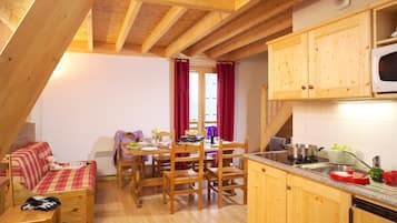 Microwave, dishwasher, cookware/dishes/utensils