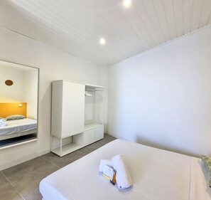 Tabla de planchar con plancha, wifi gratis y ropa de cama