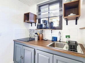 Køleskab, mikrobølgeovn, kaffe-/temaskine, elkedel