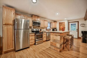 Fridge, microwave, oven, stovetop - Hungry Hollow Hideaway - escape to this modern cabin on 15 acres (Great Valley)
