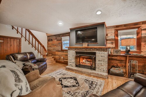 Hungry Hollow Hideaway - escape to this modern cabin on 15 acres