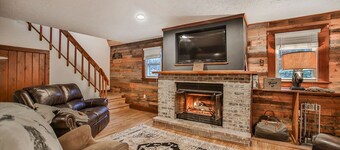 Hungry Hollow Hideaway - escape to this modern cabin on 15 acres