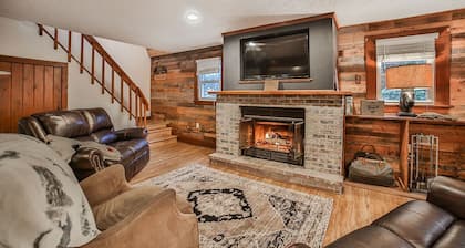 Hungry Hollow Hideaway - escape to this modern cabin on 15 acres