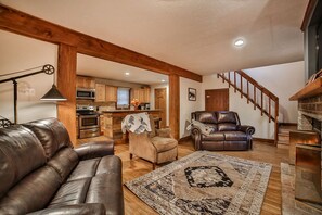 Smart TV, fireplace - Hungry Hollow Hideaway - escape to this modern cabin on 15 acres (Great Valley)
